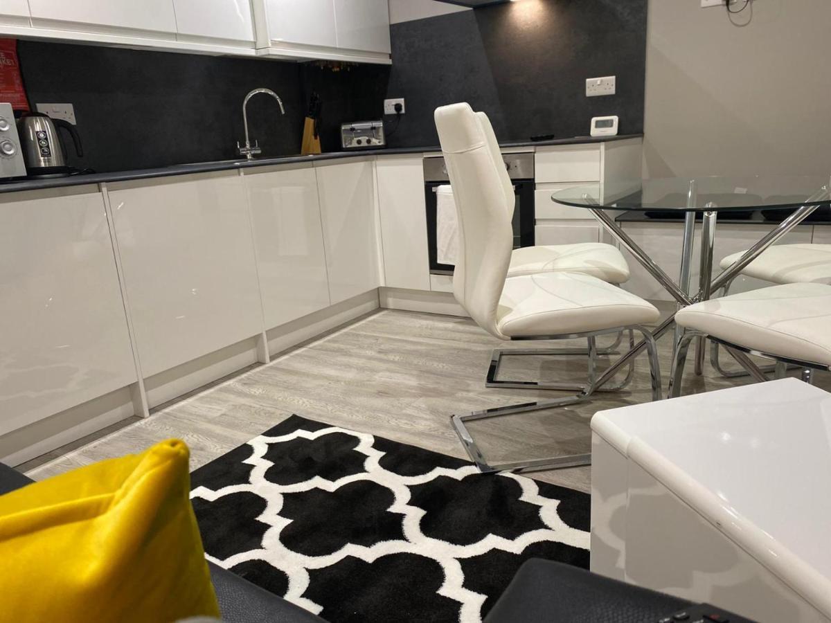 Amazing Central High Street Self Contained Apartments By Syl 왓퍼드 외부 사진
