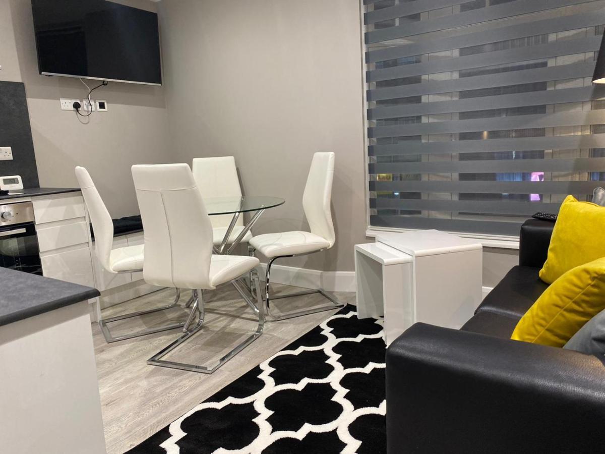 Amazing Central High Street Self Contained Apartments By Syl 왓퍼드 외부 사진